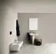 Waschtisch mit Ideal Standard Armatur und Ablauffunktion. Wandhängende sanitäre Elemente in einem modernen, minimalistischen Badezimmer mit hellem Bodenbelag.
